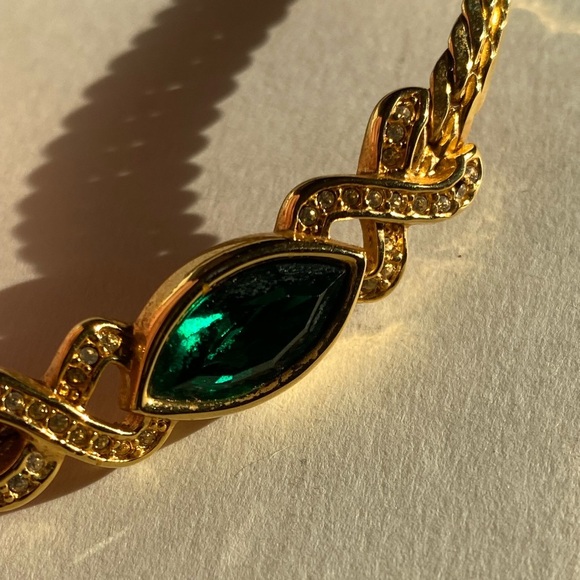 Vintage gold tone SWAROVSKI emerald green color crystal statement necklace - Picture 2 of 10